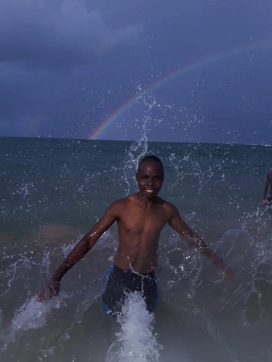 Eu, no mar de Moçambique. Ainda não sabia que um dia atravessaria o Atlântico.